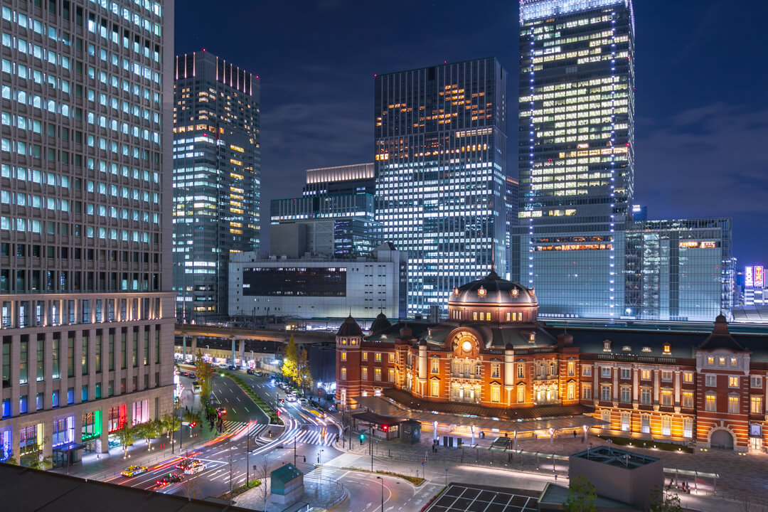 新丸ビル7階テラスから撮影したライトアップされた東京駅丸の内駅舎の写真