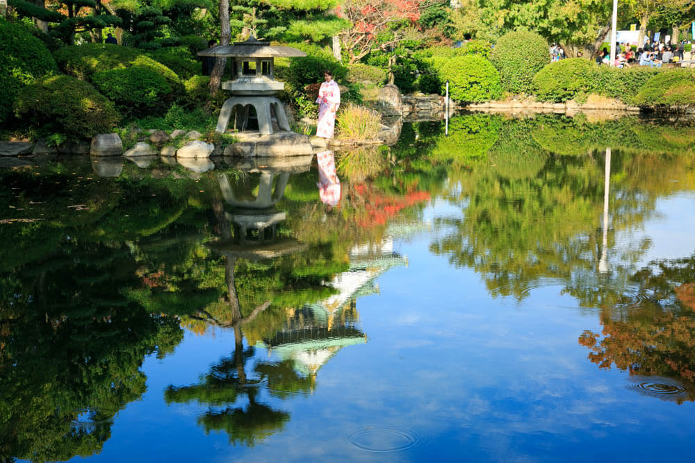 日本庭園に映る大阪城