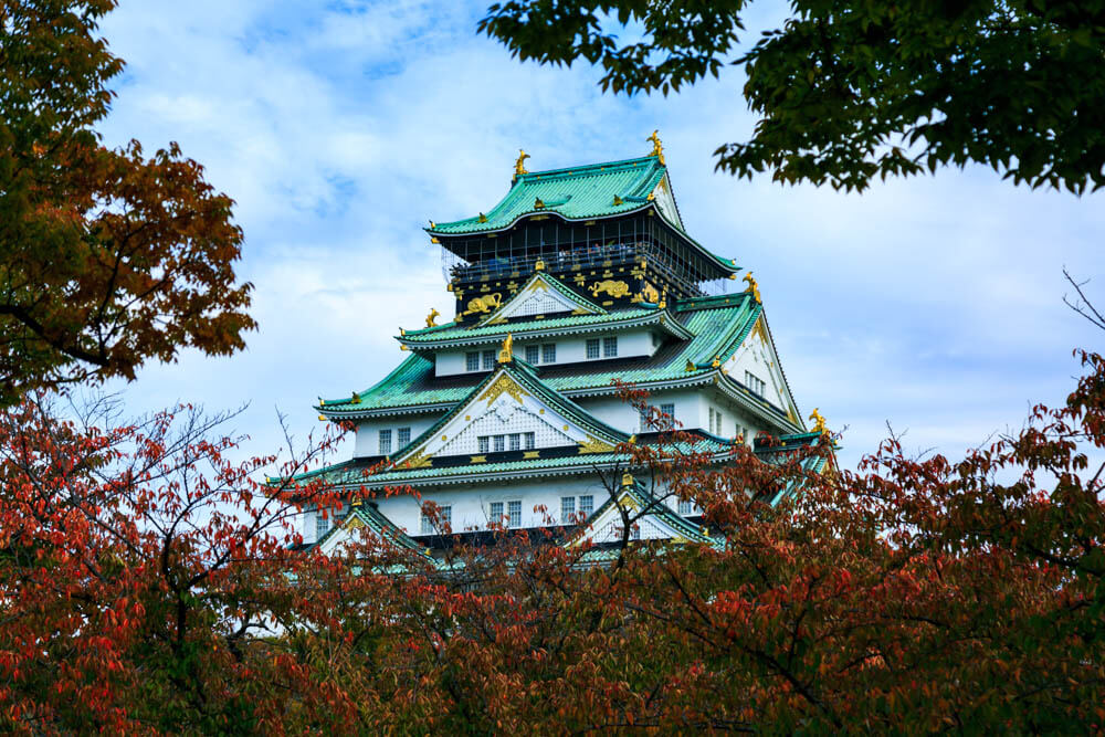西の丸庭園から撮影した大阪城と大阪ビジネスパーク群の写真