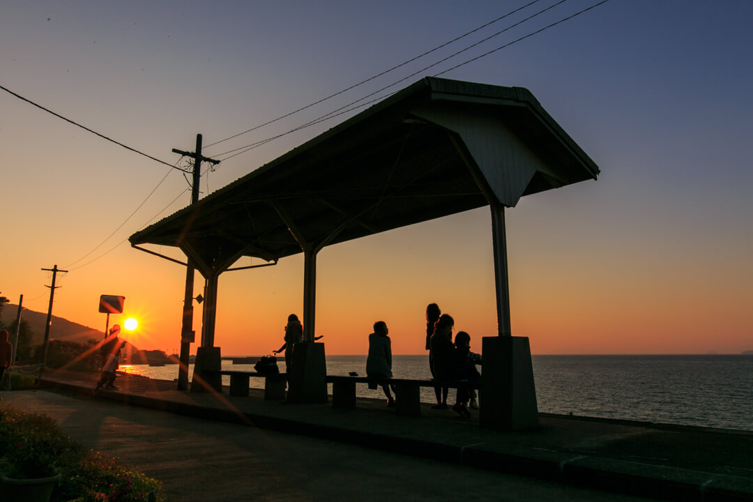 夕焼けと下灘駅の上屋を撮影した写真