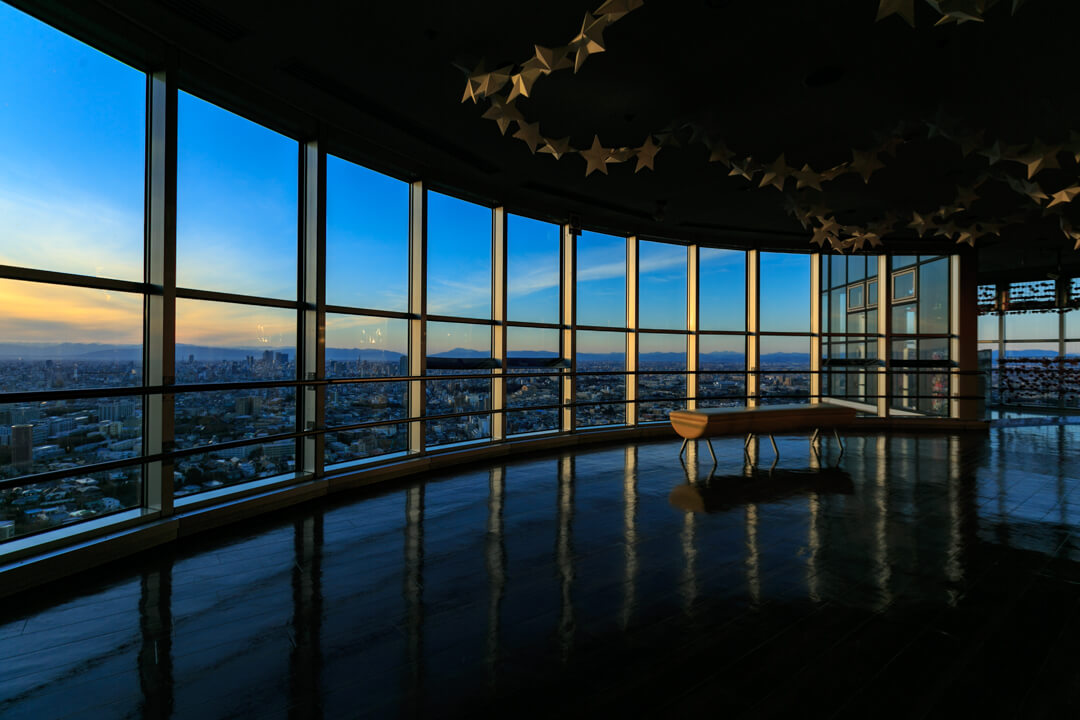 東山スカイタワーの4階展望室の写真