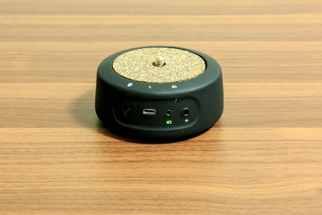 ジーニーミニの電源ボタン、接続端子を撮影した写真