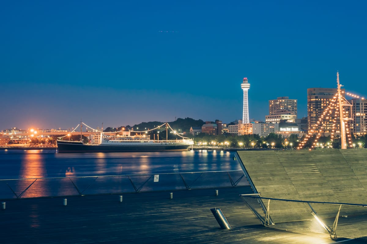 横浜港大さん橋国際客船ターミナルから撮影した横浜マリンタワーと氷川丸の写真