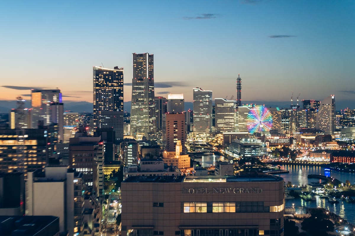 横浜マリンタワーから撮影したトワイライトタイムのみなとみらい21の写真