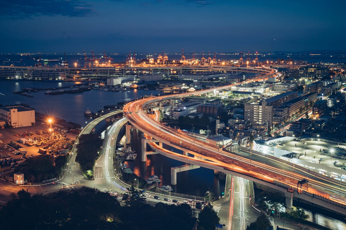 横浜マリンタワーから撮影した首都高速道路の夜景写真