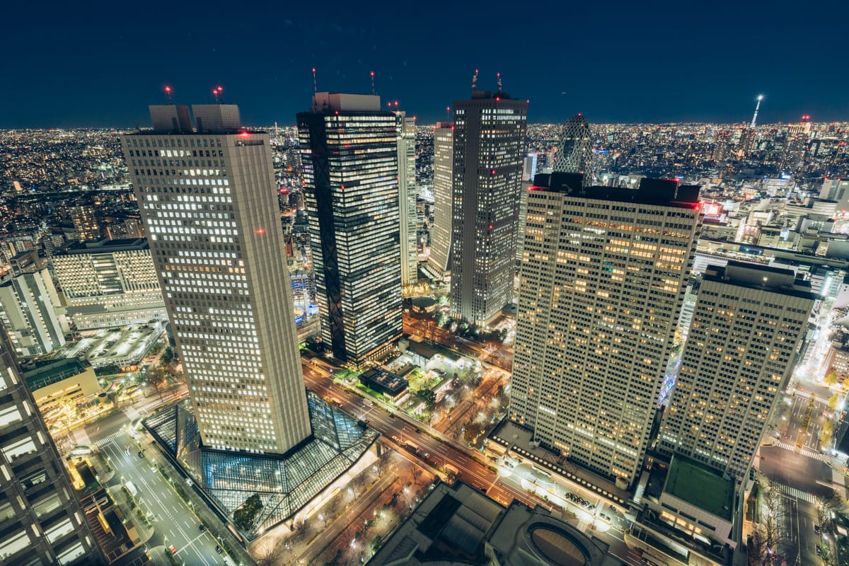 東京都庁南展望室の館内のから撮影した夜景の写真