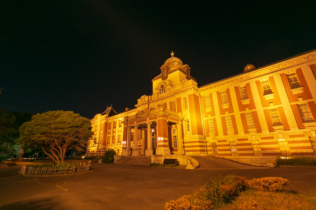 ライトアップされた名古屋市市政資料館の写真