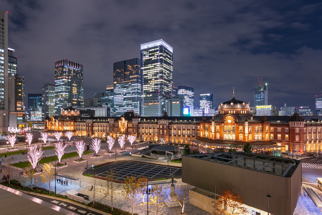 丸ビル5階テラスから撮影したライトアップされた東京駅丸の内駅舎の写真