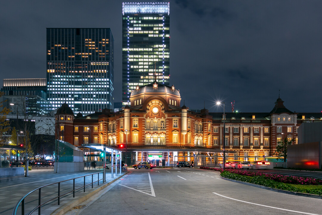 東京駅丸の内中央広場から撮影した東京駅丸の内駅舎の写真