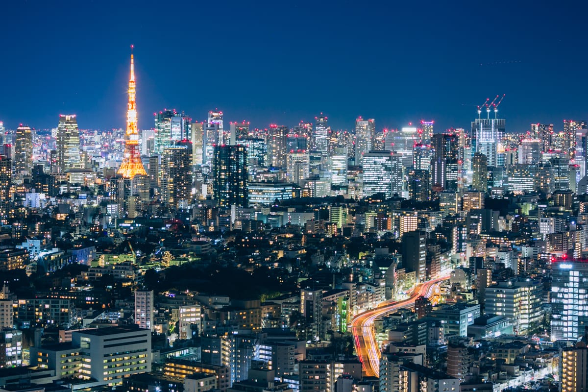 恵比寿ガーデンプレイス展望台・スカイラウンジから撮影した東京タワーと首都高速道路の夜景