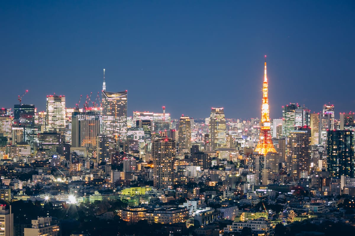 恵比寿ガーデンプレイス展望台・スカイラウンジから撮影した東京タワーとスカイツリーの夜景