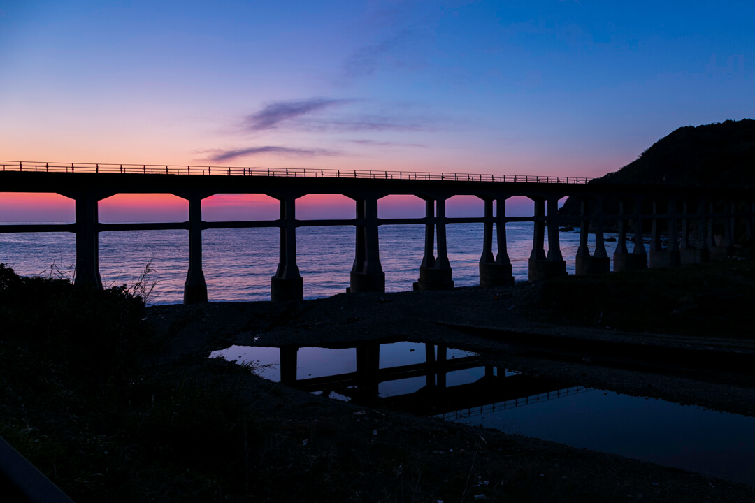 黄昏時の惣郷川橋梁のシルエット写真