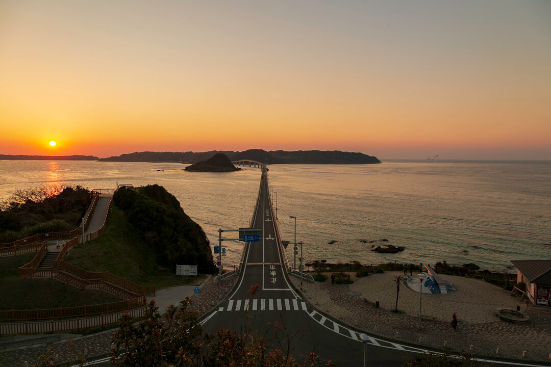 夕日と角島大橋の写真 