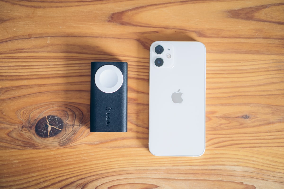 Belkin BOOST CHARGE Apple Watch用モバイルバッテリーとiphoneを並べて大きさを比較する写真
