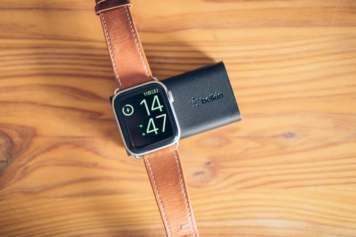 Belkin BOOST CHARGE Apple Watch用モバイルバッテリーにアップウォッチを置く様子