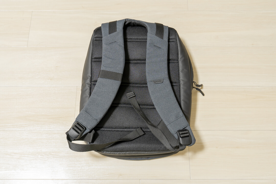 Incase city compact backpackの背面を撮影