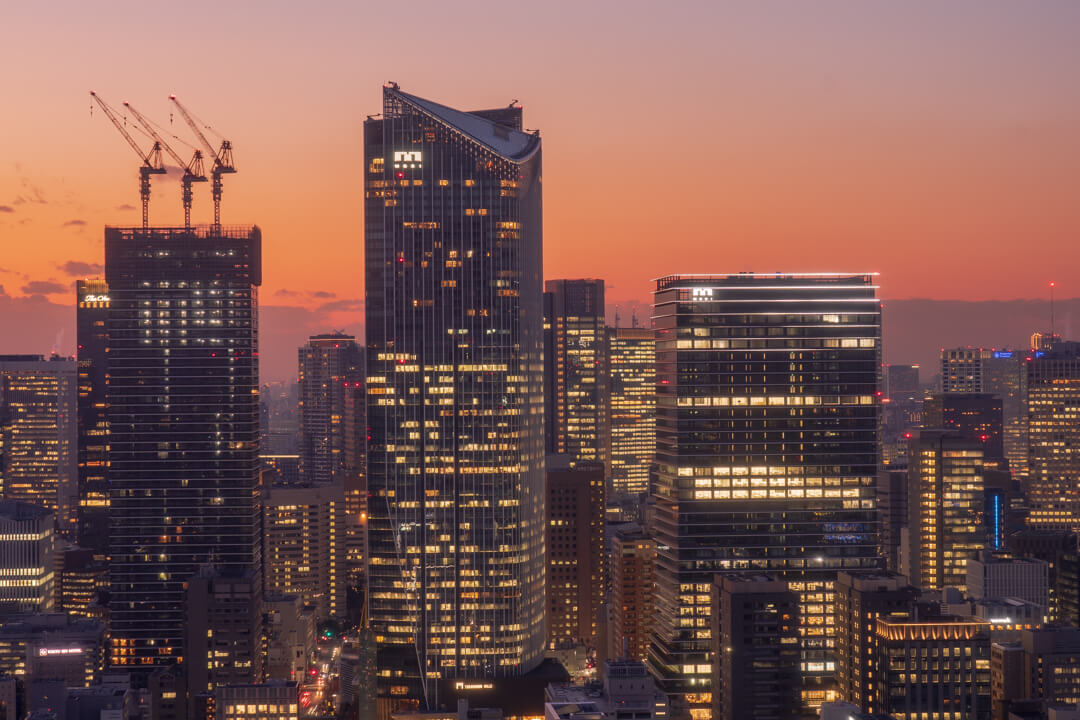 パークホテル東京から眺める高層ビル群の夜景