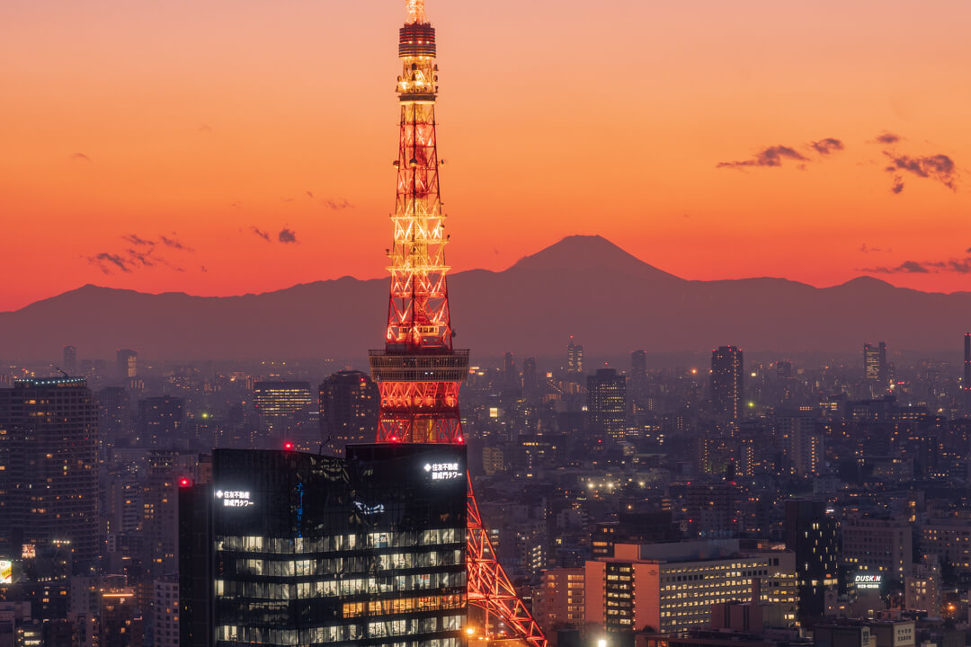 パークホテル東京から撮影した東京タワーと富士山