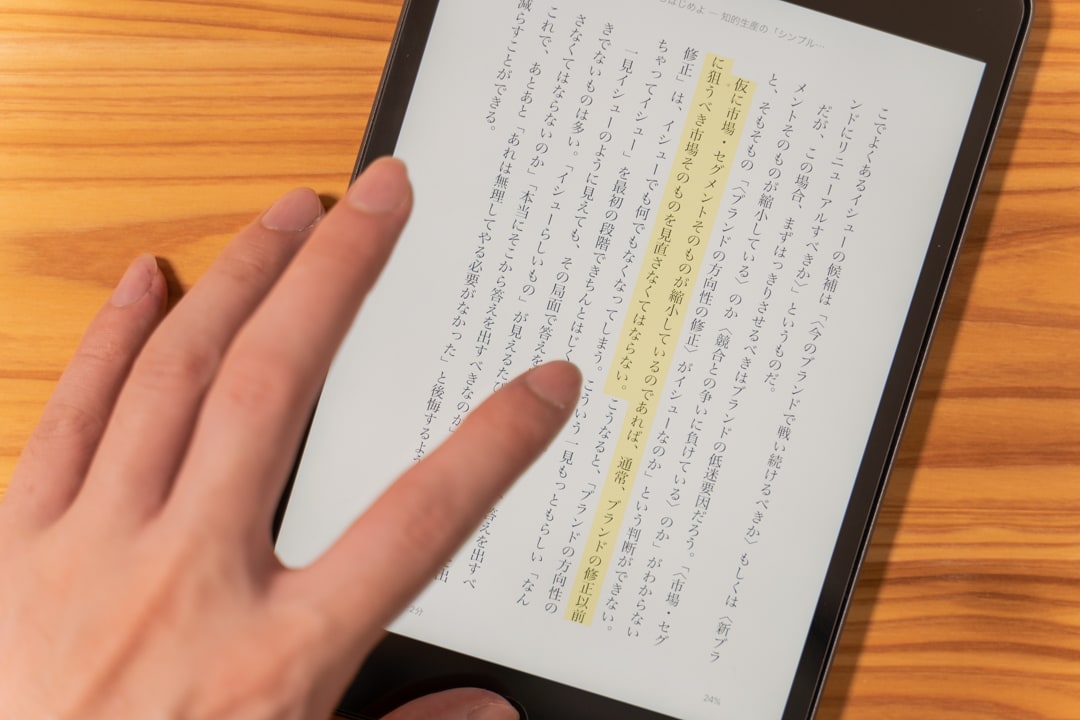 Kindle端末で読書する様子