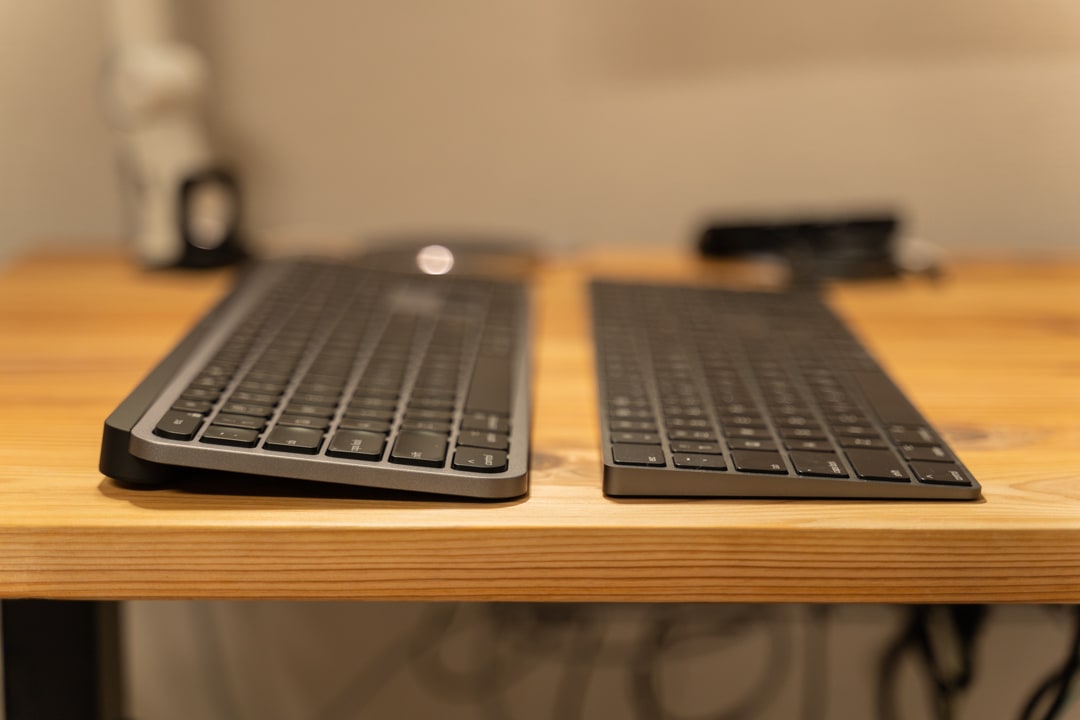 Magic KeyboardとMx Keys for Macのキーの傾斜を比較した写真
