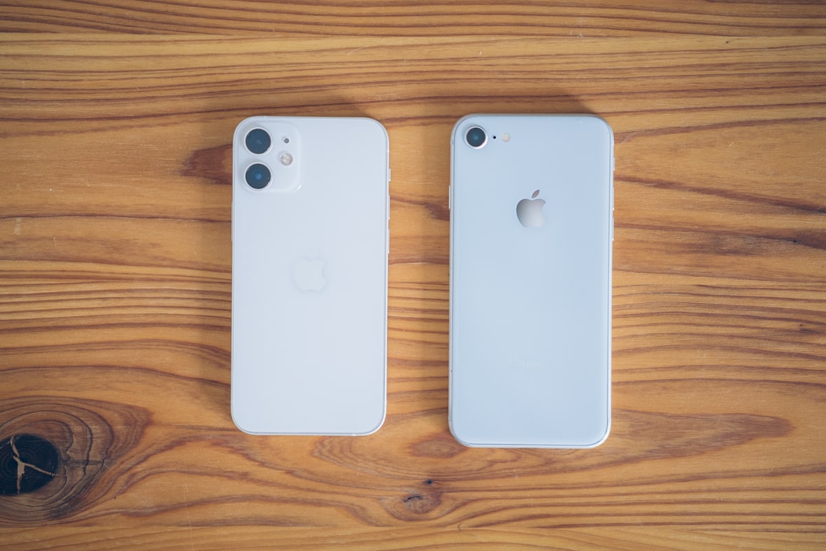 iphone12 mini、iPhone SE（第2世代）の大きさと重さを比較した写真