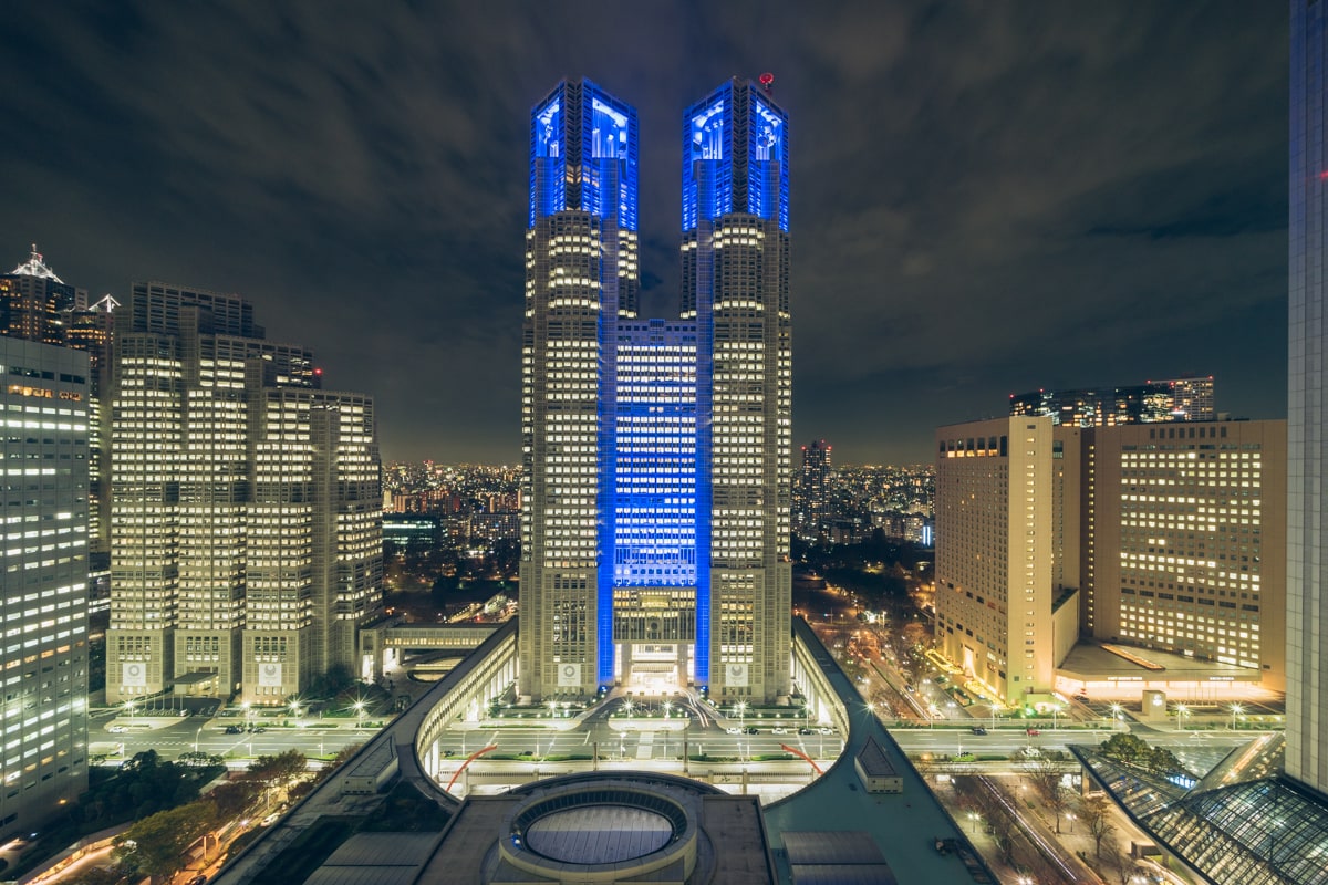 青くライトアップされる都庁第一庁舎を京王プラザホテルから撮影