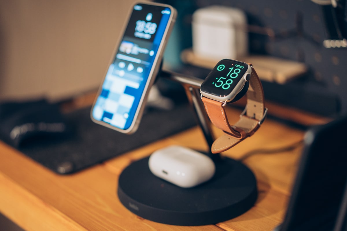 elkin BOOST↑CHARGE PRO 3-in-1 Wireless Charger with MagSafeでApple Watchを充電する様子