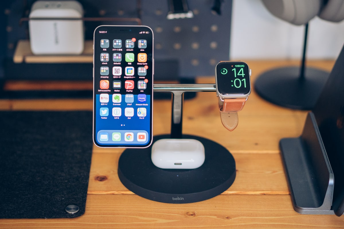 Belkin BOOST↑CHARGE PRO 3-in-1 Wireless Charger with MagSafeでiPhone12miniを充電する様子
