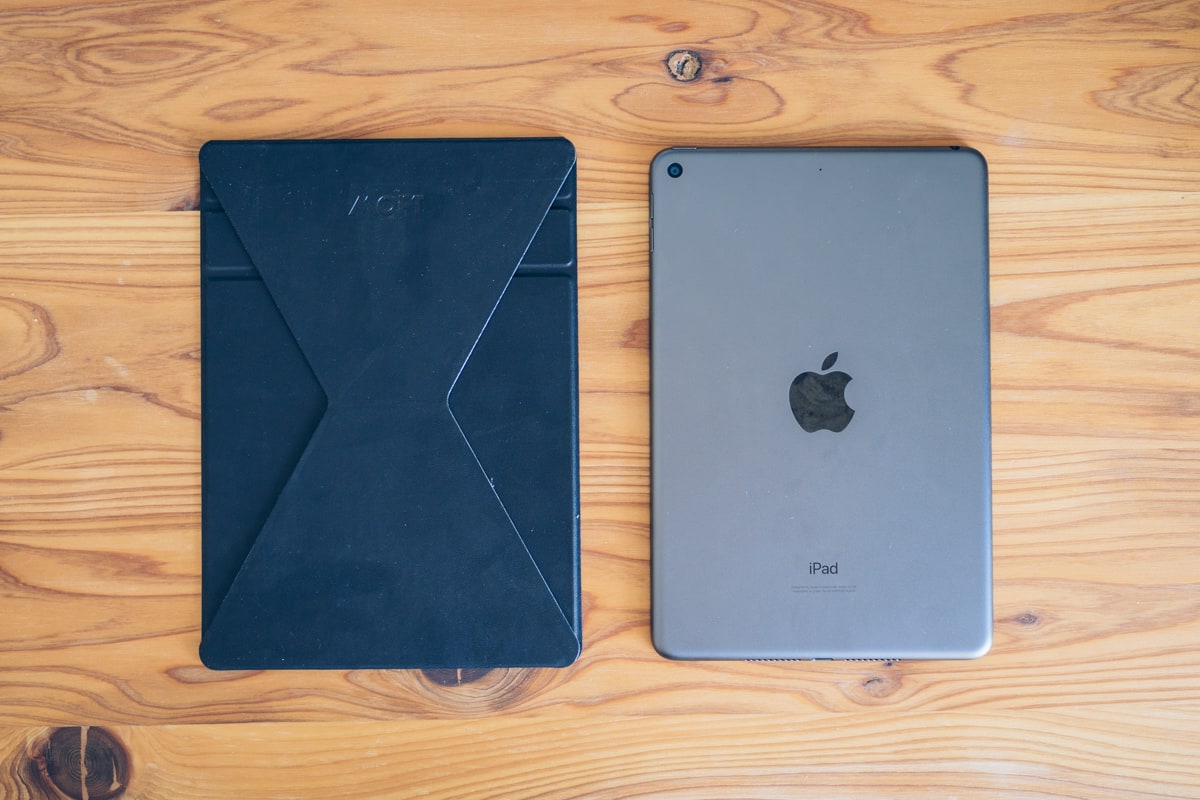 iPad miniとMOFT Snap-On タブレットスタンドの大きさを比較