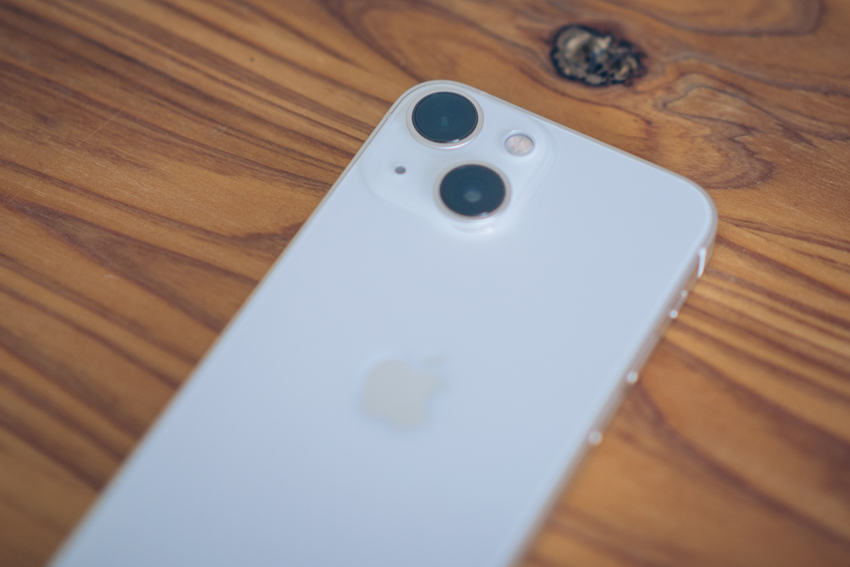 iPhone13 miniのレンズをアップで撮影した写真