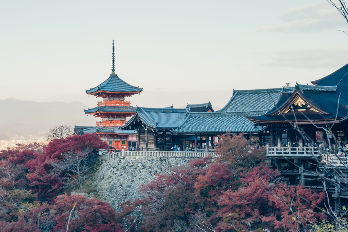 早朝の清水寺で撮影した紅葉