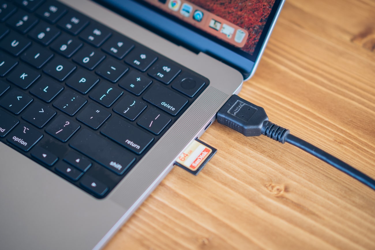 MacBookにSDカードを直接挿している様子