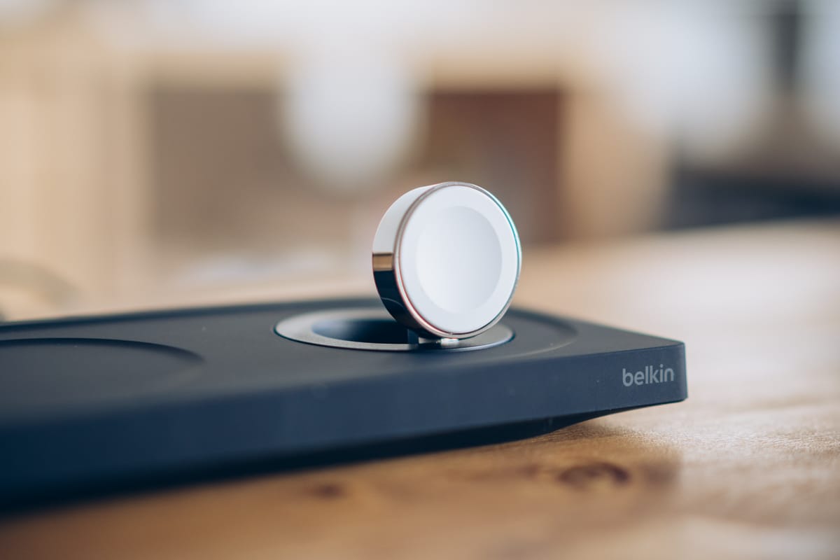 Belkn MagSafe 3-in-1 ワイヤレス充電パッドのApple Watchスタンド調整ダイヤル