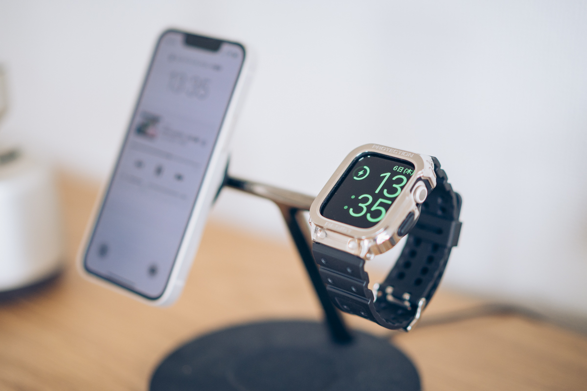 Magsafe 3in1 Wireless StandでApple Watchを充電する様子
