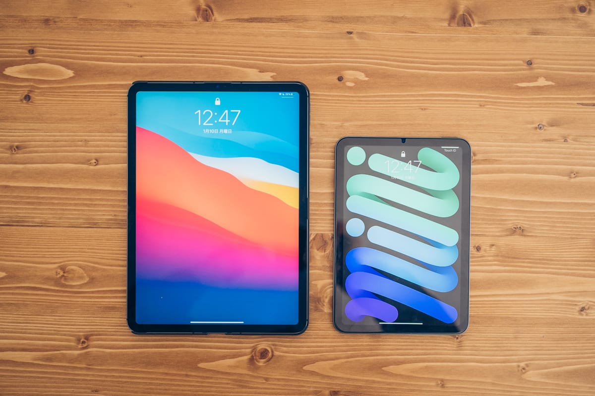 iPad miniとiPad Airの大きさを比較する写真