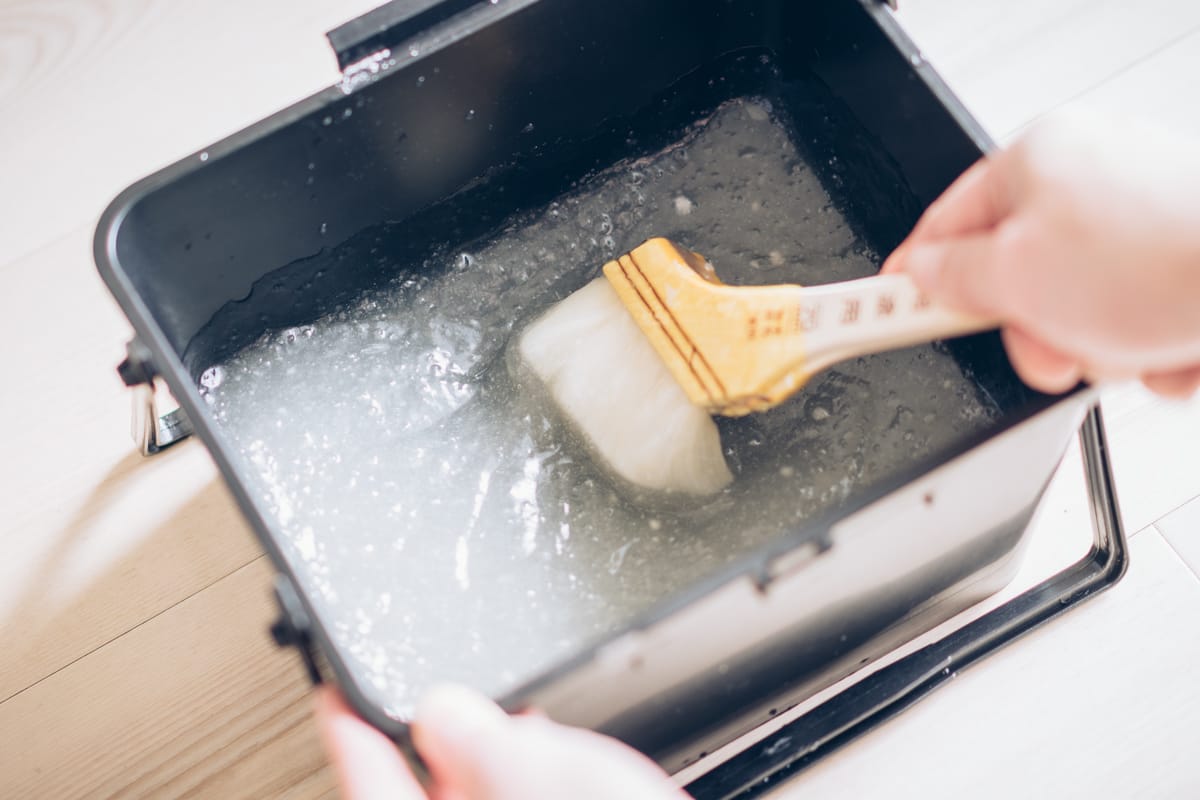 【賃貸DIY】壁紙を張り替える手順・のり粉を水で溶かす