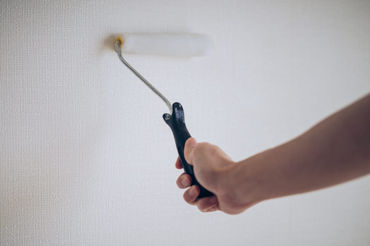 【賃貸DIY】壁紙を張り替える手順・壁にのりをたっぷり付ける