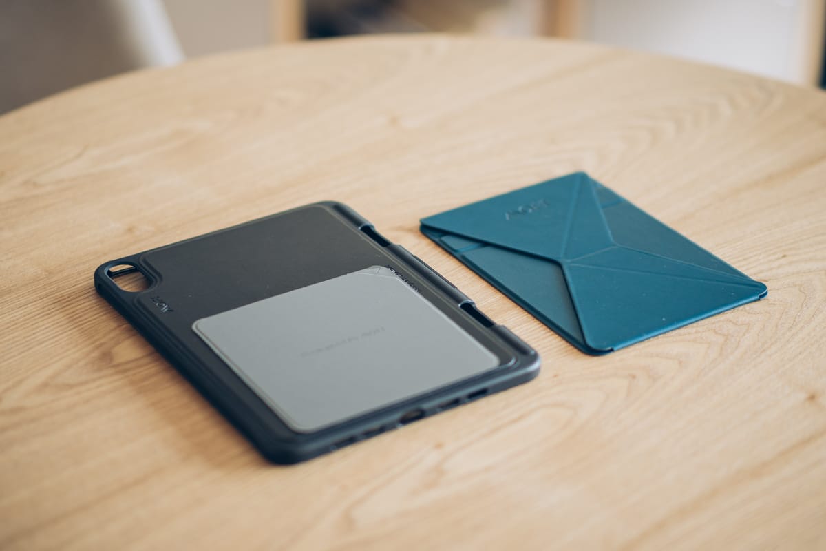 MOFT iPad mini 6 Snapケース&スタンドセットを使用する様子