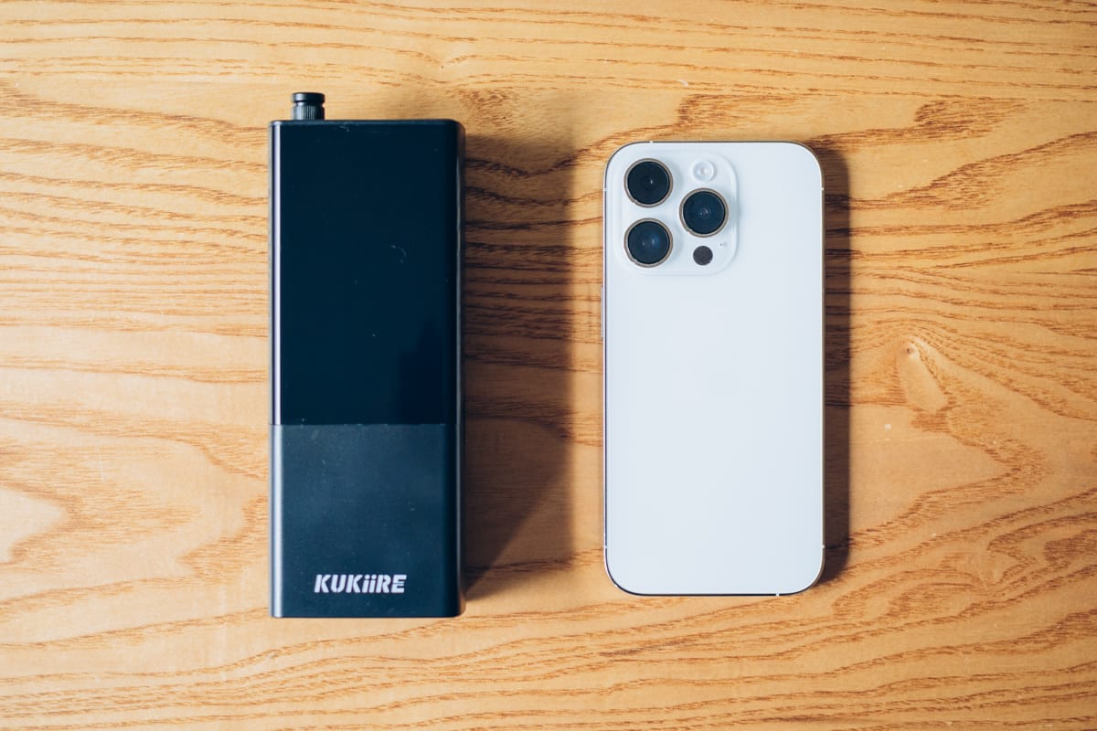 KUKIIREの大きさをiPhoneと比較する写真