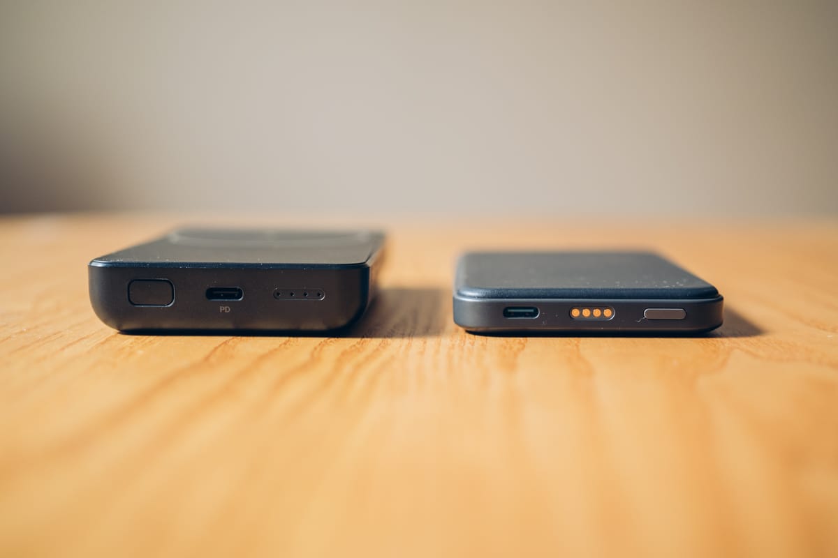 Anker 633 Magnetic Wireless ChargerとChoetech B651の大きさを比較する様子