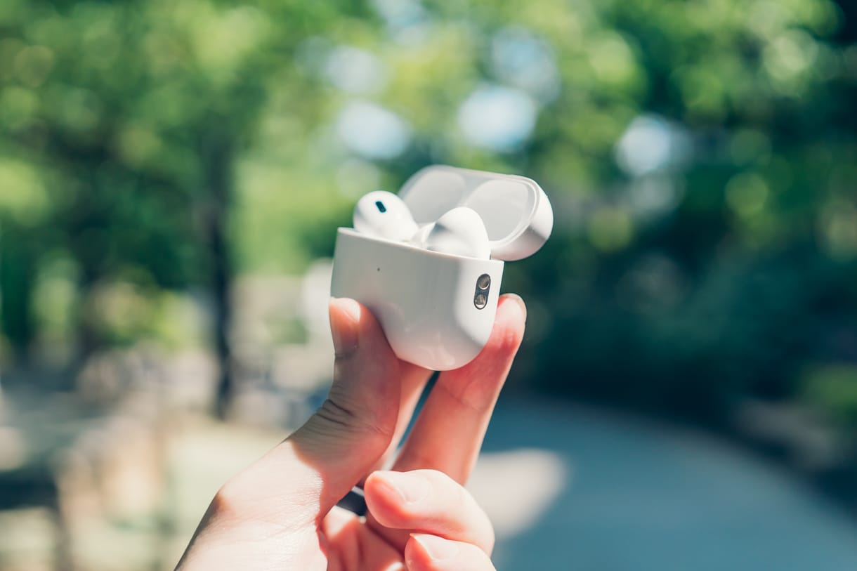 AirPods・AirPods proを操作する様子