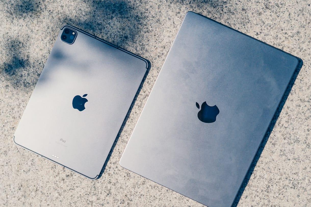 MacBookとiPadを並べて撮影した写真